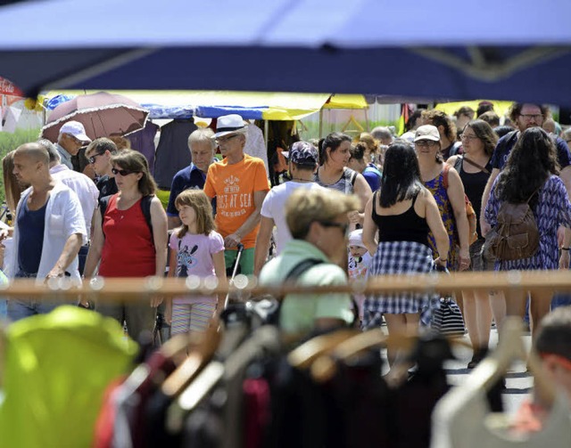 Trotz sommerlicher Hitze war das Inter...straenfest mit XXL-Flohmarkt riesig.   | Foto: Eggstein