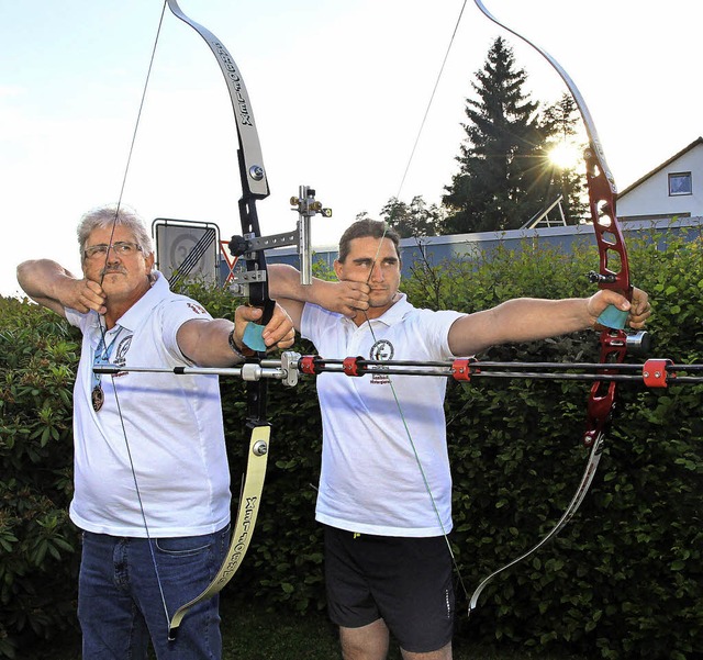 Herbert Sigwart (links) und Florian Si...er Bowhunter- Eurpameisterschaft teil.  | Foto: Eva Korinth