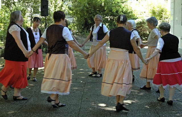 Die Tanzgruppe der Friedensgemeinde f...m Pfarrfest internationale Tnze auf.   | Foto: Ounas-Krusel