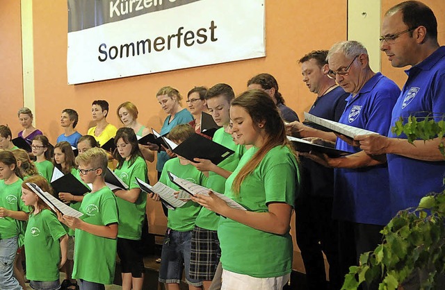 Lieder, die jeder Generation gefallen,...ks) in Krzell zusammen mit lteren.    | Foto: Wolfgang Knstle