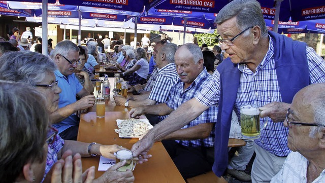 Voll besetzt waren die Tische beim Dorffest, khle Getrnke waren gefragt.  | Foto: Heidi Fssel
