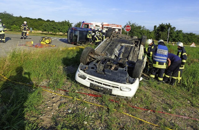 Aufwndig ist das Unfallszenario fr e...re Verletzte aus den Wagen zu retten.   | Foto: Dieter Fink