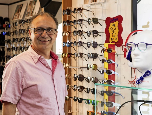 Michael Reich bietet jetzt auch in sei...eschft in Waldkirch  Brillenmode an.   | Foto: Gabriele Zahn