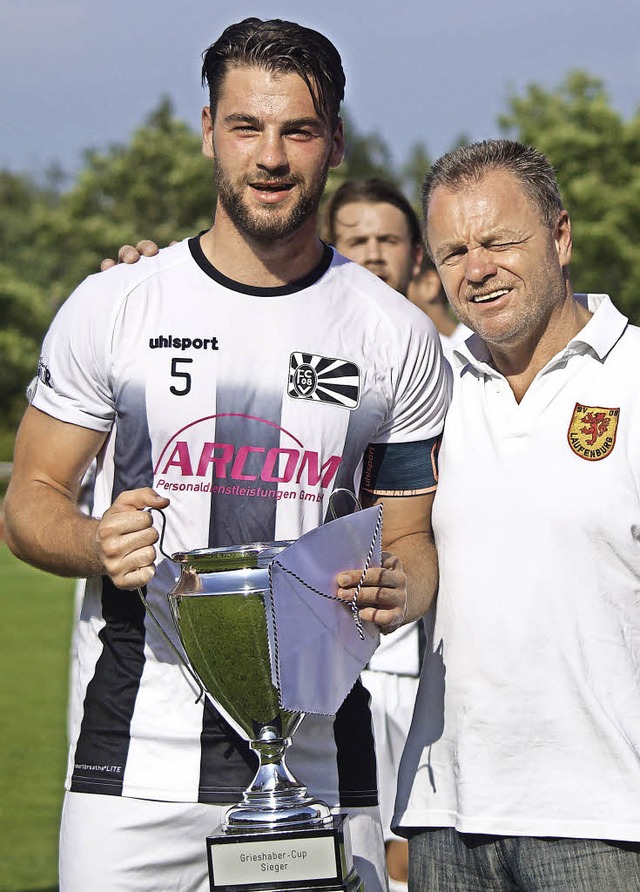 Vor einem Jahr nahm FC-08-Kapitn Drag...Vorsitzenden Harald Wuchner entgegen.   | Foto: Jrgen Rudigier