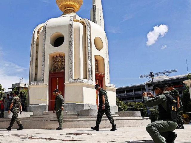 Polizisten inspizieren den Tatort nach einer Schieerei in Bangkok   | Foto: dpa