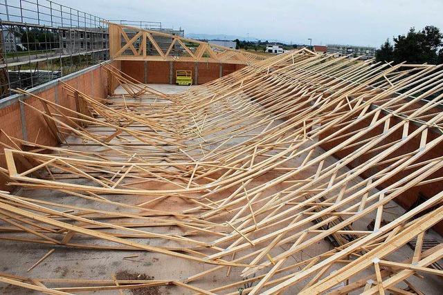 Dach von Supermarkt-Rohbau in Ringsheim strzt ein