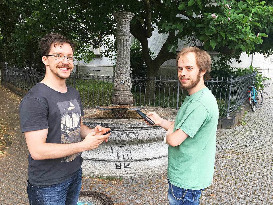 David Staib und Nico Glissmann beim Spielen in der Stadt.  | Foto: Konstantin Görlich