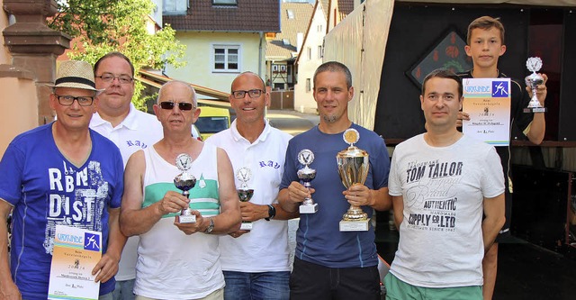 Die Sieger des Freiluftkegelturniers m...Turnierleiter Frank Haberer (2.v.r.).   | Foto: Helmut Hassler