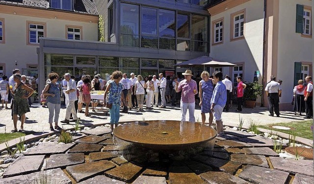 Ein Brunnen dominiert im  Auenbereich...ldungshauses ein  neues Gesicht gibt.   | Foto: Anne Freyer