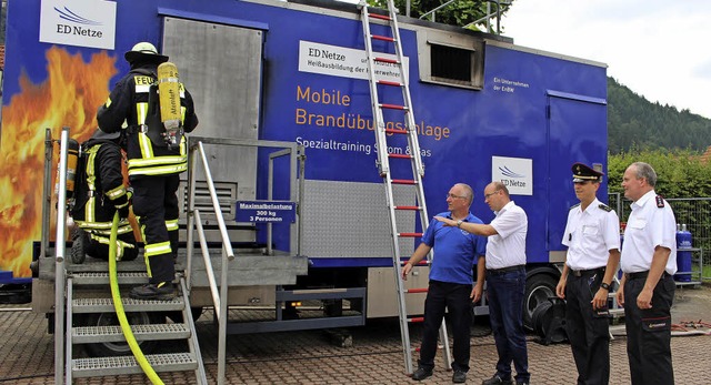 Uwe Horschig (Feuerwehr Schopfheim), K...hten die bung in der mobilen Anlage.   | Foto: Anja Bertsch