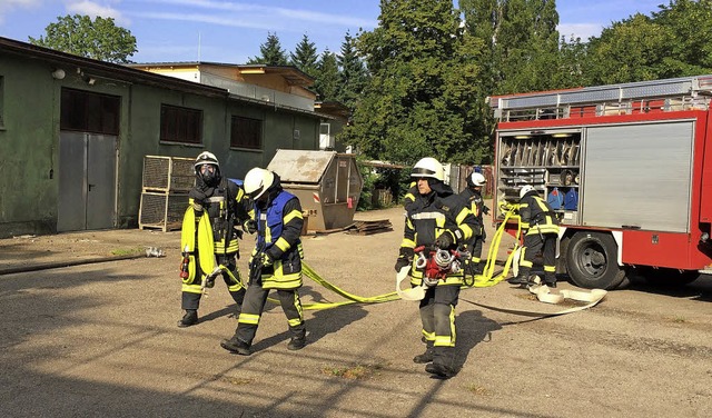 Unter realistischen Bedingungen bten ...bekmpfung in einer speziellen Anlage.  | Foto: Feuerwehr Rheinhausen