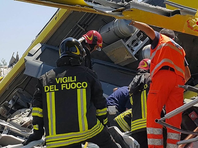 Feuerwehrmnner am Unglcksort  | Foto: AFP