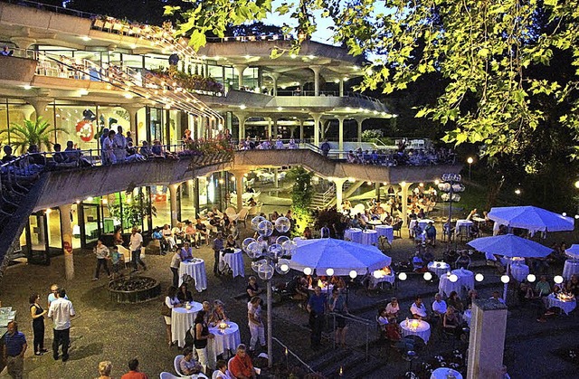 Vor der beleuchteten Kulisse des Kurparks <ppp></ppp>  | Foto: Badenweiler Thermen und Touristik GmbH