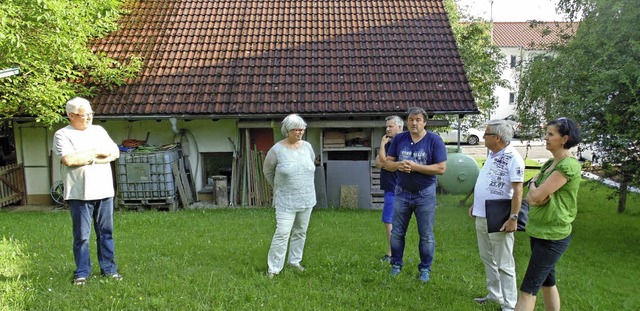 Vor Ort machten sich die Mitglieder de...edachten  Baugrundstck in Niederhof.   | Foto: Michael Gottstein