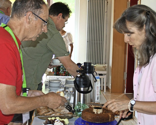 Der Helferkreis Flchtlinge Todtmoos v...te die Gste  mit  Kuchen und Kaffee.   | Foto: Bhm