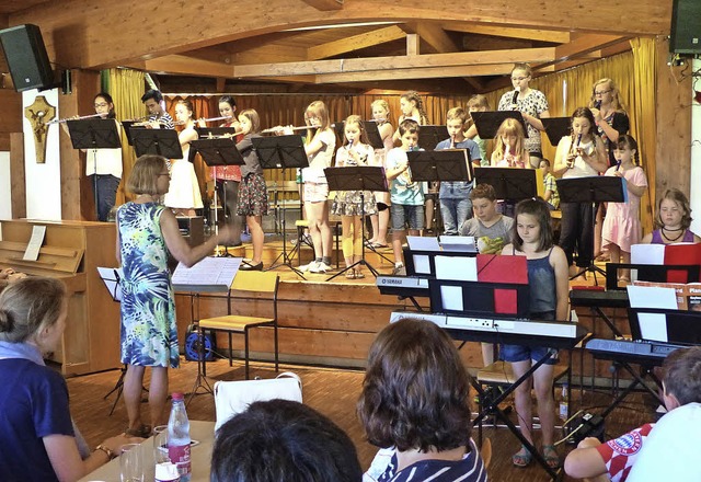 Viele Musiker waren beim Sommerfest auf der Bhne.  | Foto: Peter palmer