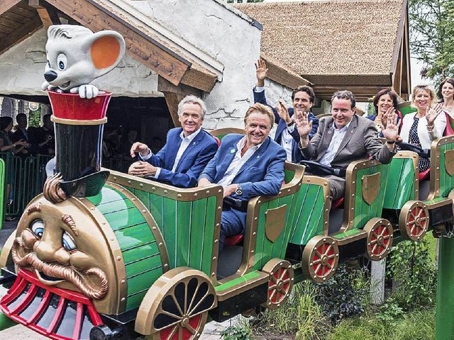 Die Mack-Familie auf der Kinderachterbahn  | Foto: Bernhard Rein