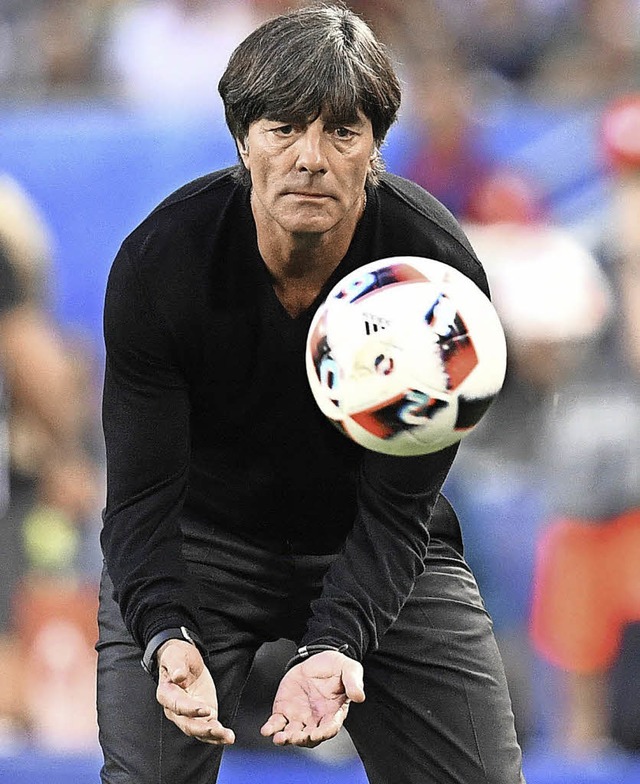 Sieht keinen Grund, den Ball aus der Hand zu geben:  Joachim Lw  | Foto: dpa