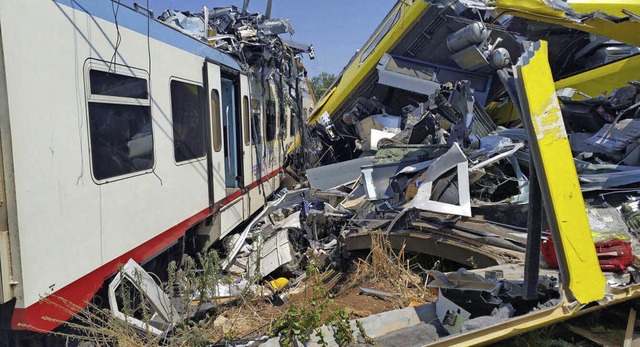 Nur zerfetzte Waggons blieben von den beiden Zgen.   | Foto: dpa