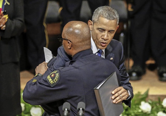 Bei der Trauerfeier fr die  getteten...dent Obama den Polizeichef von Dallas.  | Foto: dpa