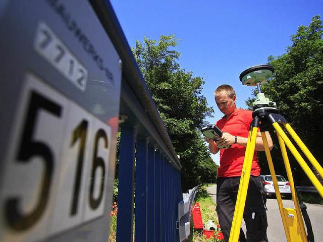 Vermessungstechniker Jan Brunkal bei d...kontrolliert gerade den GPS-Empfnger.  | Foto: Patrik Mller