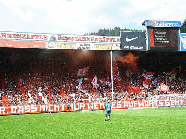 Im Schwarzwaldstadion in Freiburg trg...n DFB-Pokalspiel gegen Schalke 04 aus.  | Foto: Achim Keller