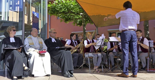 Die Geistlichen und die Stadtmusik beim Freiluft-Gottesdienst.  | Foto: Privat