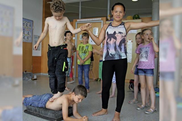 Akrobaten und Co.: Kreativer Eifer auf allen Schulhaus-Etagen