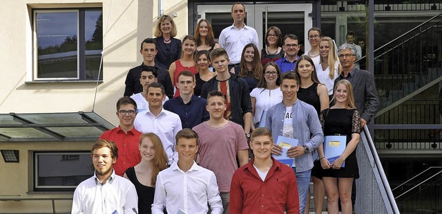 Die ausgezeichneten Absolventen  mit d...terin Barbara Berhorst (hinten links).  | Foto: BSZ