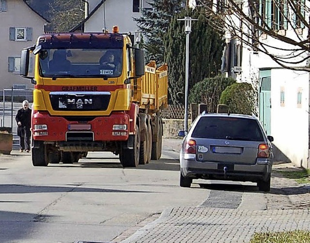 Der LKW-Verkehr vom und zum Steinbruch...lem fr die Anwohner von Reichenbach.   | Foto: W. Beck