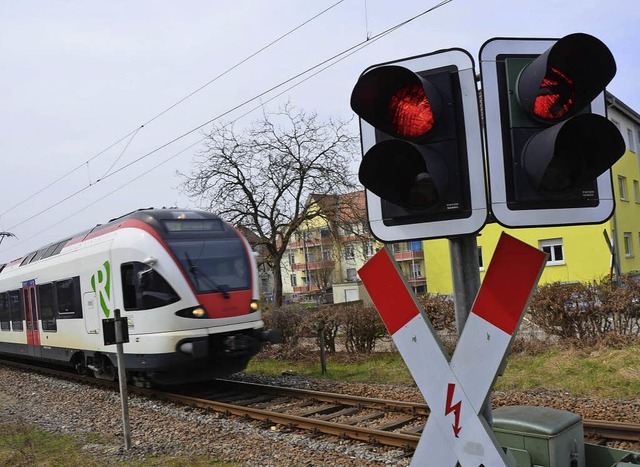 Auf &#8222;Rot&#8220; stehen die Signa...ge ist dann die Bahnstrecke gesperrt.   | Foto: hnig