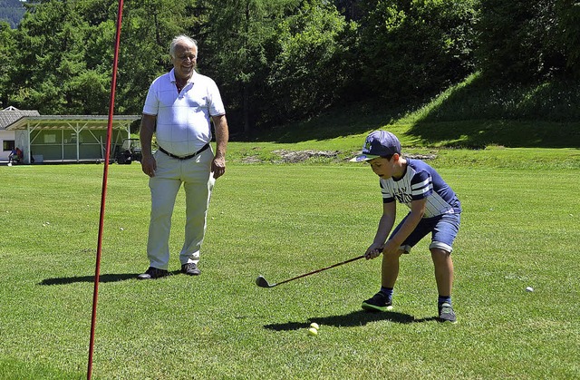 Wolfgang Kiefer weist beim Schnauer G...die Geheimnisse des Golfspielens ein.   | Foto: Paul Berger