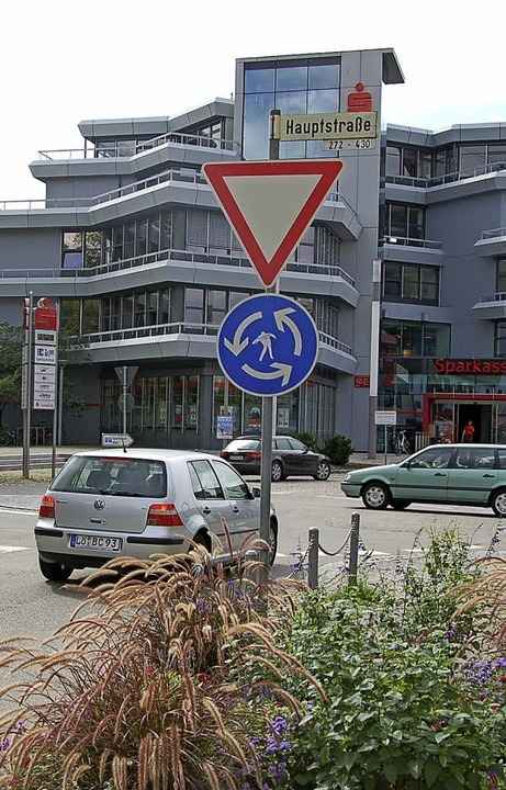 An diesem Kreisel bei der Sparkasse ka...l die Polizei nun noch einmal kl�ren.   | Foto: Fillisch