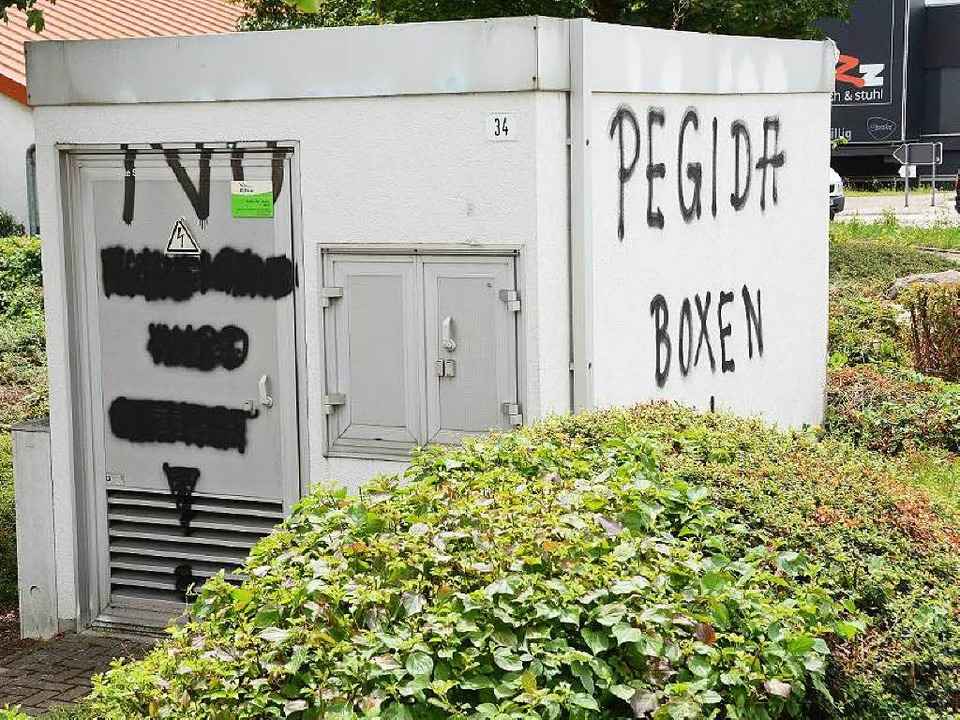 Links stand auf dem Trafoh�uschen am S...igand, sie wurde inzwischen �bermalt.   | Foto: Lauber