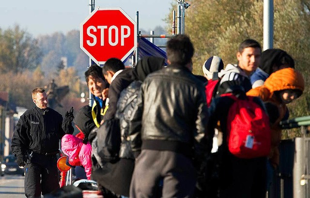 Flchtlinge an der deutsch-sterreichischen Grenze im Herbst 2015.  | Foto: dpa