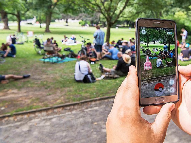 Das Pokmon-Go-Fieber greift  um sich,...ffiziell in Deutschland gestartet ist.  | Foto:  dpa