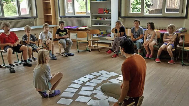 Spielerisch brachte Cdric Hoareau den...inger Grundschlern Franzsisch nher.  | Foto: Schule