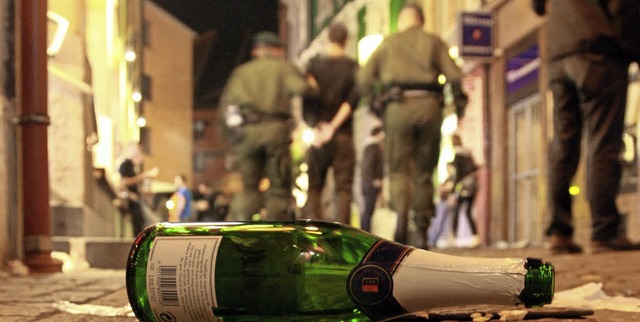 Alkohol steht oft in Verbindung mit de...n und Schlgereien in der Innenstadt.   | Foto: Symbolfoto: dpa