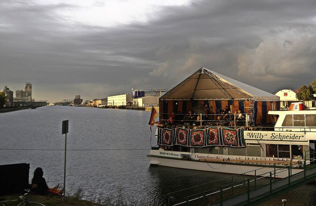 Ein Zelt auf einem Schiff im Kehler Ha... des 18-kpfigen Rheingold-Ensembles.   | Foto: Heidi Ast