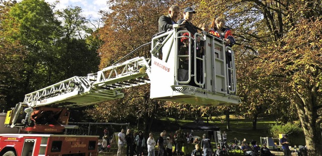 Bei der Freizeitmesse im vergangenen J...in den Korb der Feuerwehr-Drehleiter.   | Foto: Archivfoto: Jessica Lichetzki