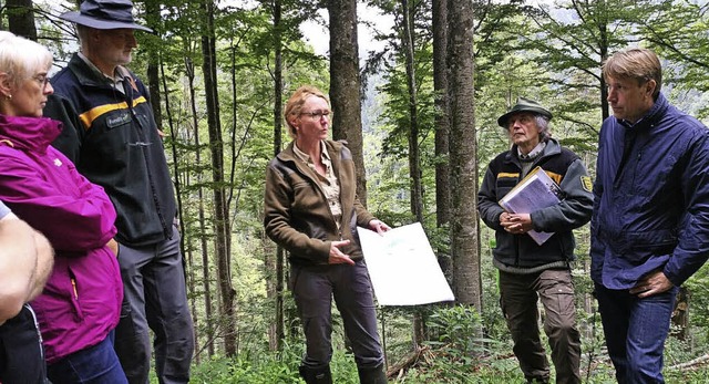 Forsteinrichterin Petra Binder (Mitte)...d Notwendigkeiten der Waldwirtschaft.   | Foto: Privat
