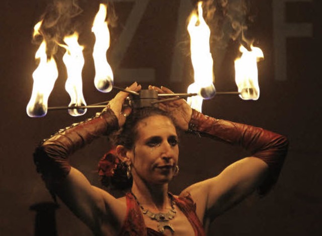 Feuerzauber am ersten ZMF-Abend: Burning Shak'el auf der Kleinkunstbhne   | Foto: Wolfgang Grabherr