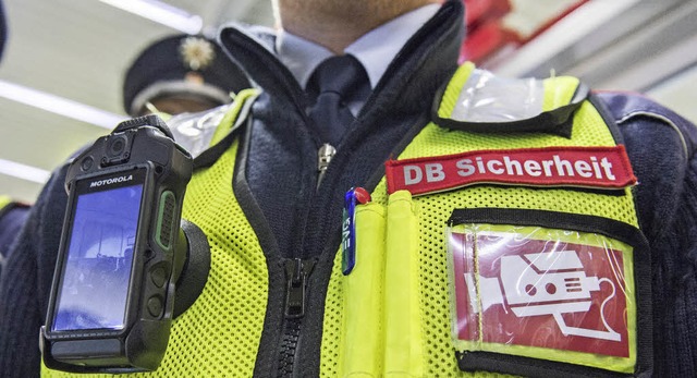 Solche Bodycams kommen zum Einsatz, vorerst an drei Bahnhfen in Berlin.   | Foto: dpa