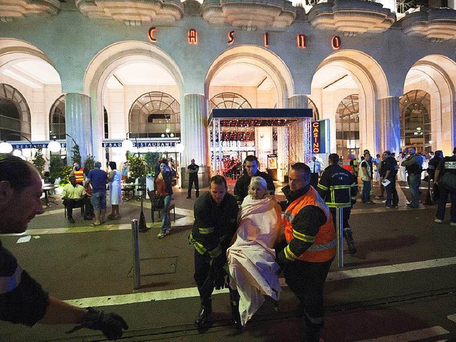 Mindestens 84 Menschen sind in Nizza u...Lastwagen in eine Menschenmenge raste.  | Foto: dpa