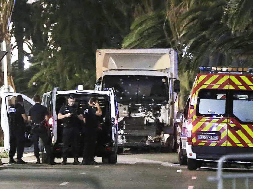 Ein Lkw ist in Nizza in eine Menschenmenge gerast, Dutzende starben