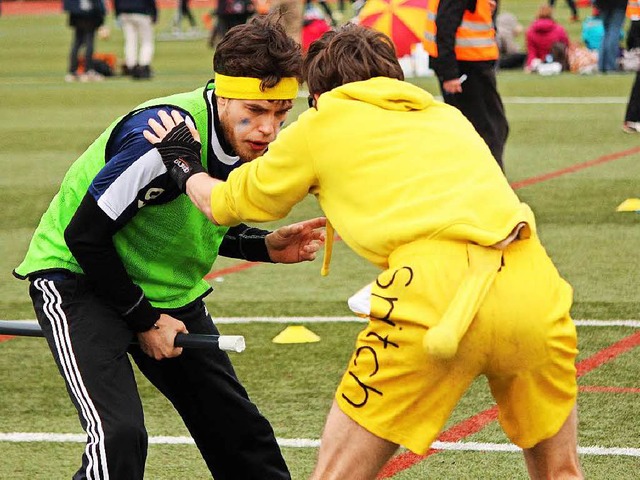 Ein Sucher versucht, den Schnatz zu er...se des Schnatz-Spielers in Gelb hngt.  | Foto: Nick van Klaveren