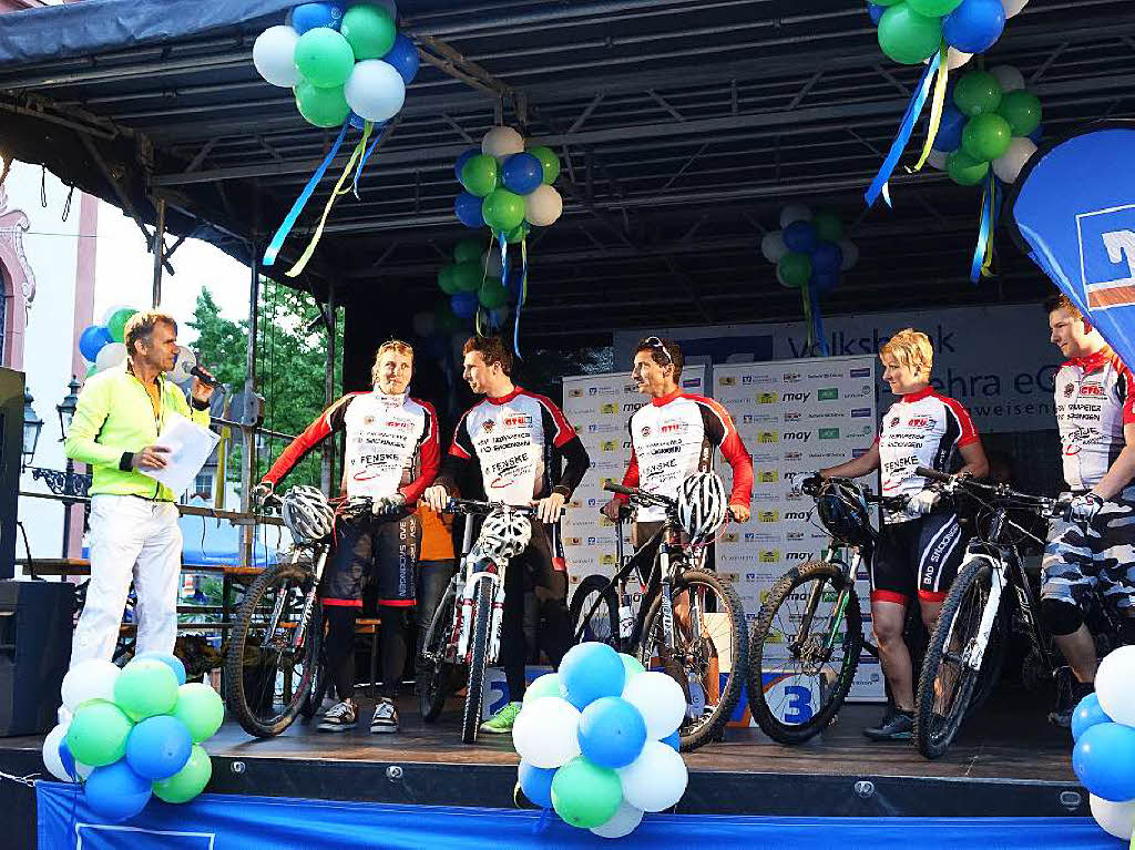 Mitglieder des Radsportvereins Trompeter begleiteten die Lufer.