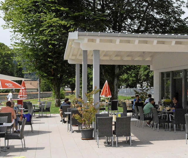 Gemtlich knnen Badegste und Besucher im Restaurant Platz nehmen.   | Foto: Steinfelder