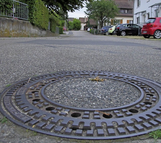 An dieser Kreuzung in Bamlach in der S...n und Kanaldeckel hochgedrckt werden.  | Foto: Jutta Schtz