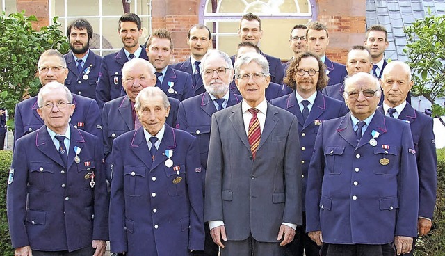 Oberbrgermeister Wolfgang G. Mller (...n Feuerwehrmitglieder  ausgezeichnet.   | Foto: Wolfgang Beck